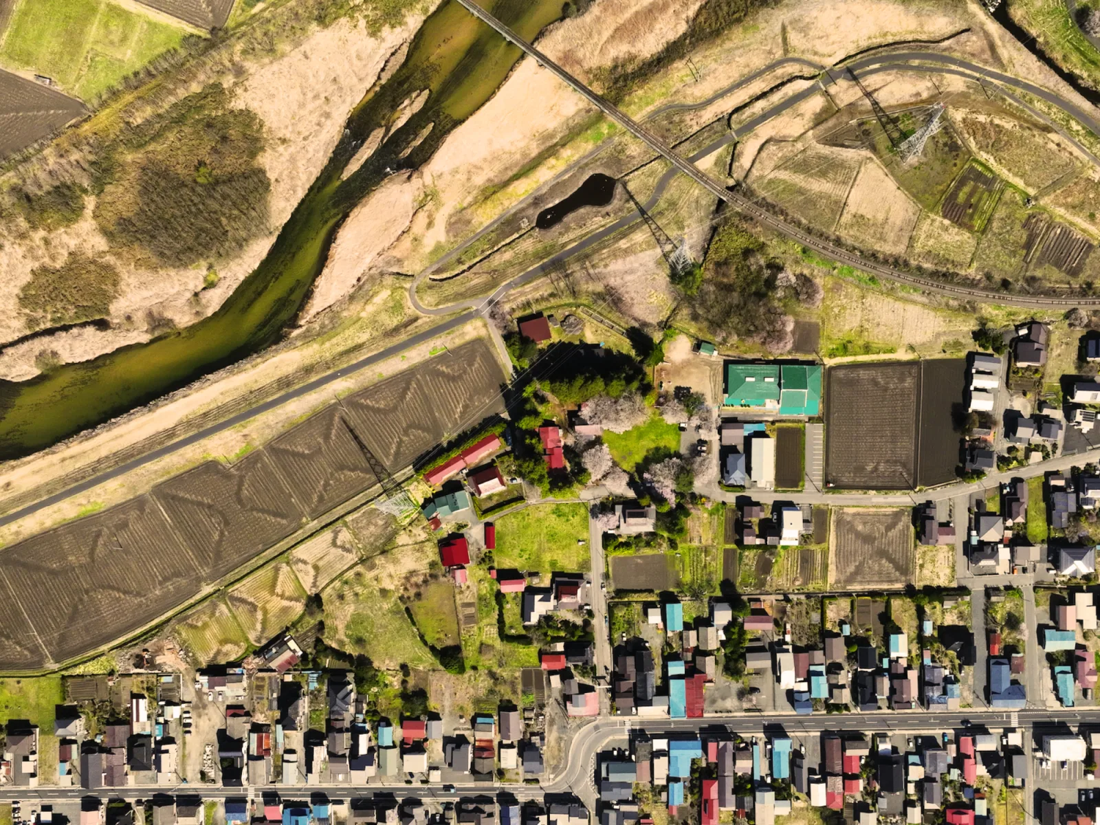 六日町神明神社 周辺のドローン写真。中心に見える森がお神明さん