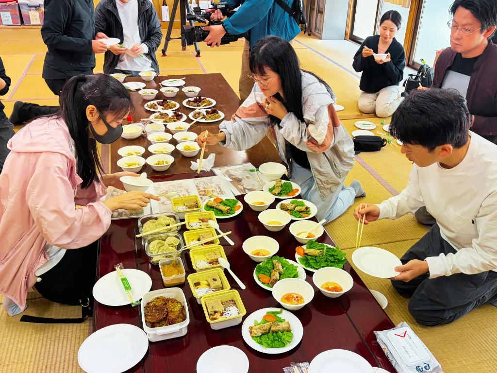 六日市本番に向けた試食会で料理を確認している様子