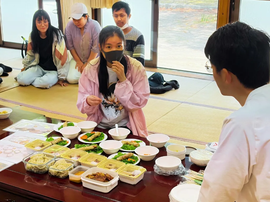 試食会に並んだ国際家庭料理の様子