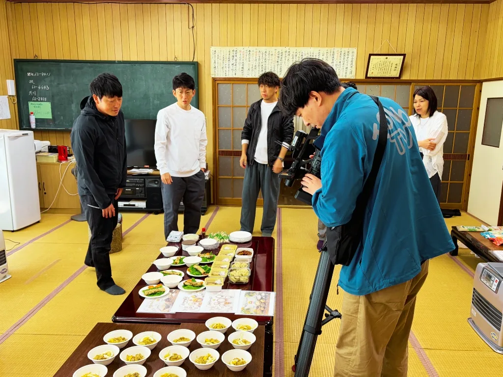 技能実習生のみなさんと運営メンバーによる試食会の様子
